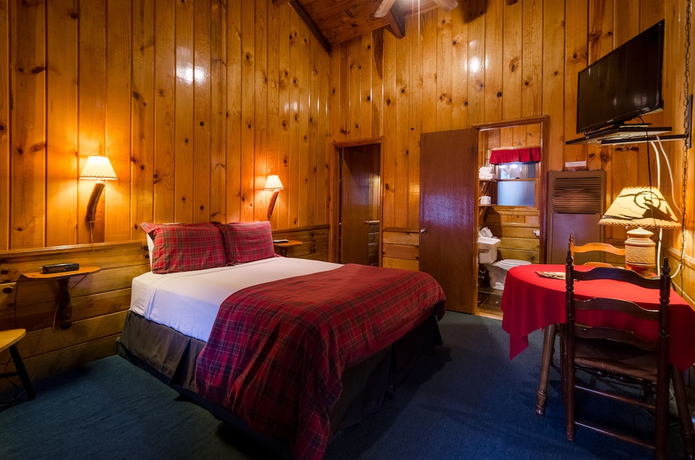 Idyllwild Bunkhouse 16/46