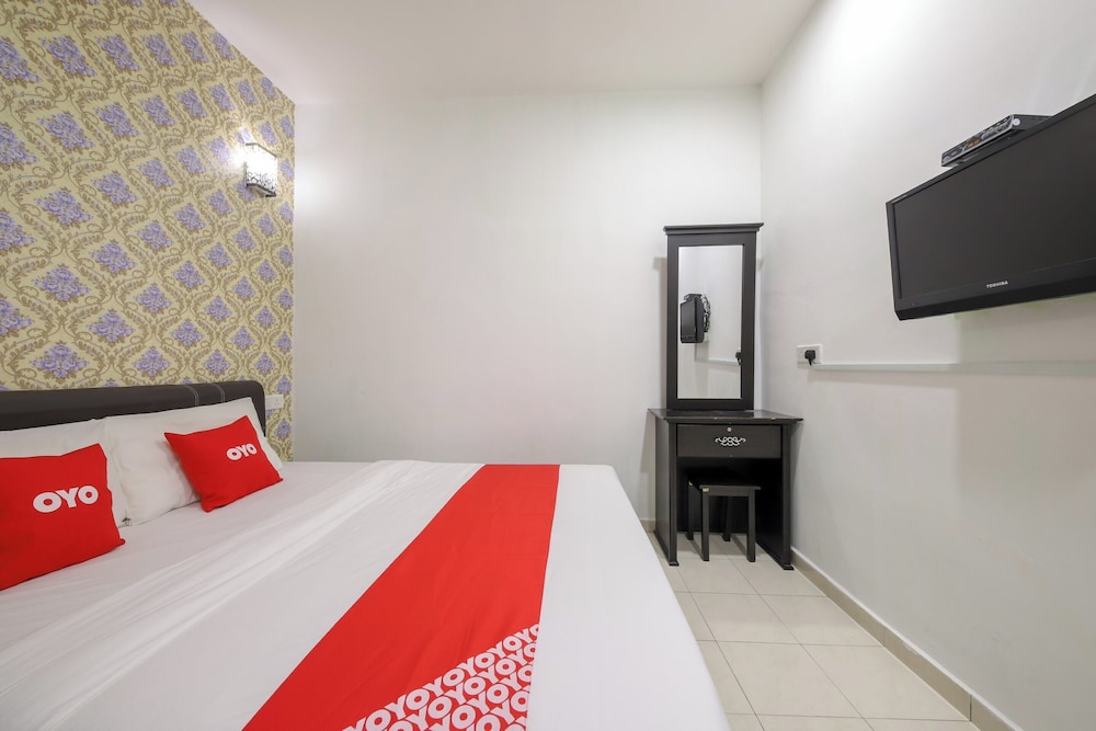 OYO 89497 Dream Nur Hotel 12/32