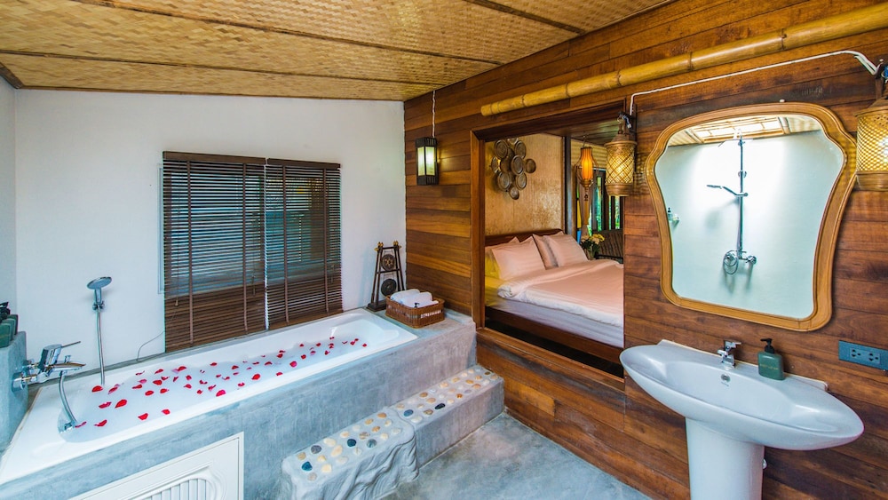 Bora Bora Villa Phuket 50/50