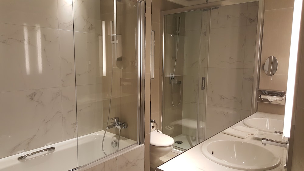 Hotel Rochester Champs-Elysees 10/68
