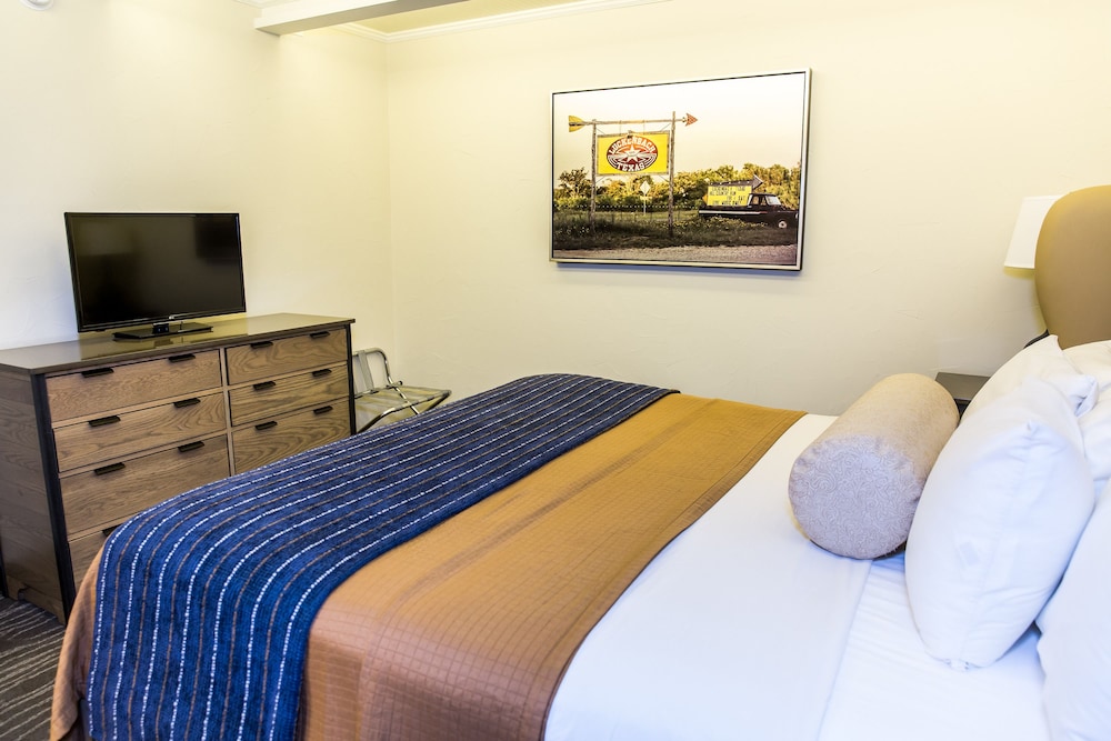 Fredericksburg Inn And Suites 24/53