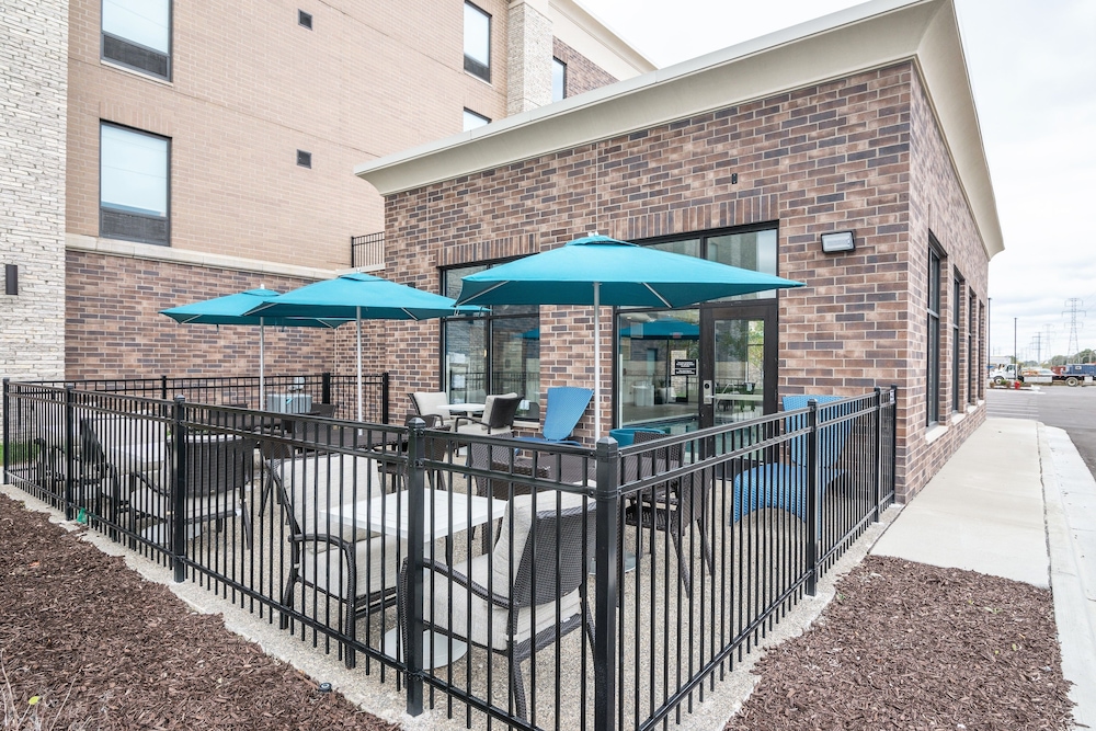 Hampton Inn Suites Allen Park 7/41