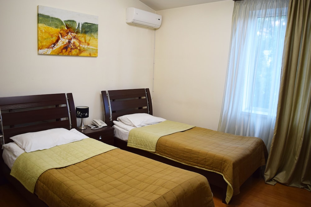 ROOM, TWIN BEDS