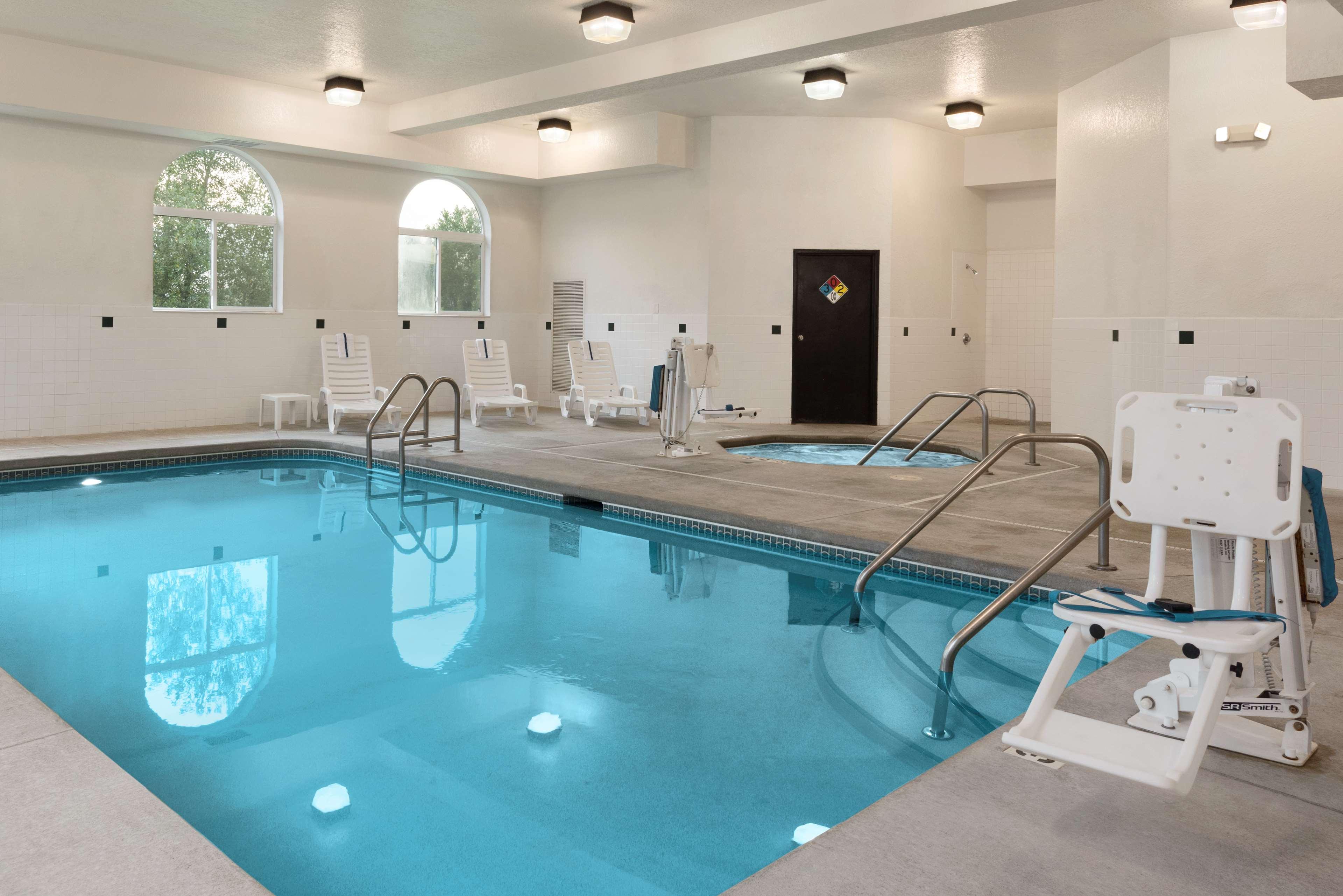 Country Inn Suites By Radisson Cedar Rapids Airport Ia 25/42