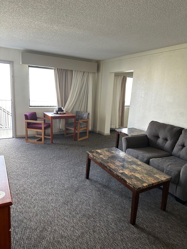 Ramada By Wyndham Virginia Beach 19/37