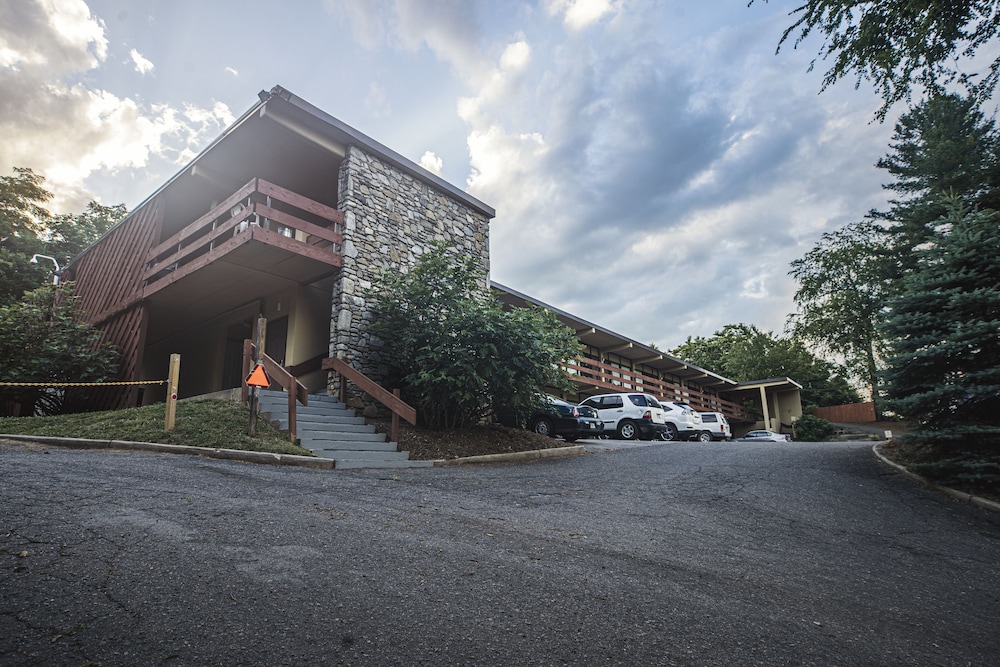 The Mountaineer Inn 20/22