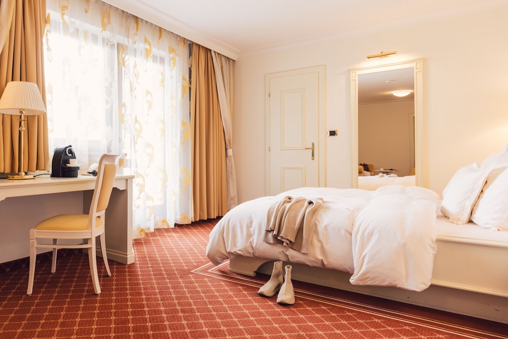 Palace, King Bed