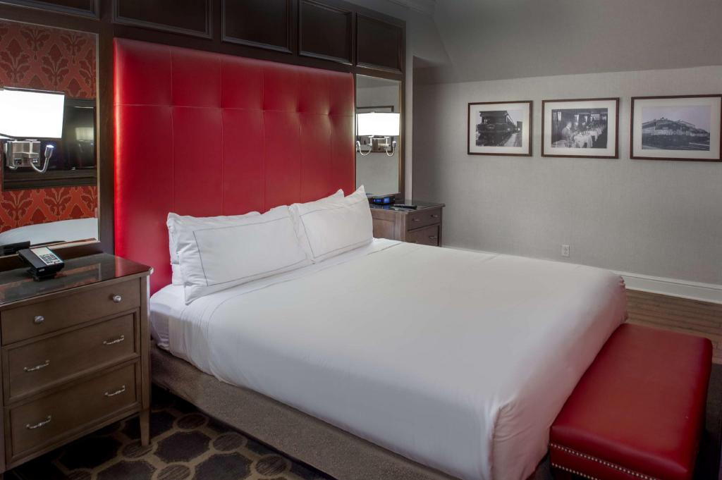 Grand, Luxury, Suite, King Bed, Fountain View