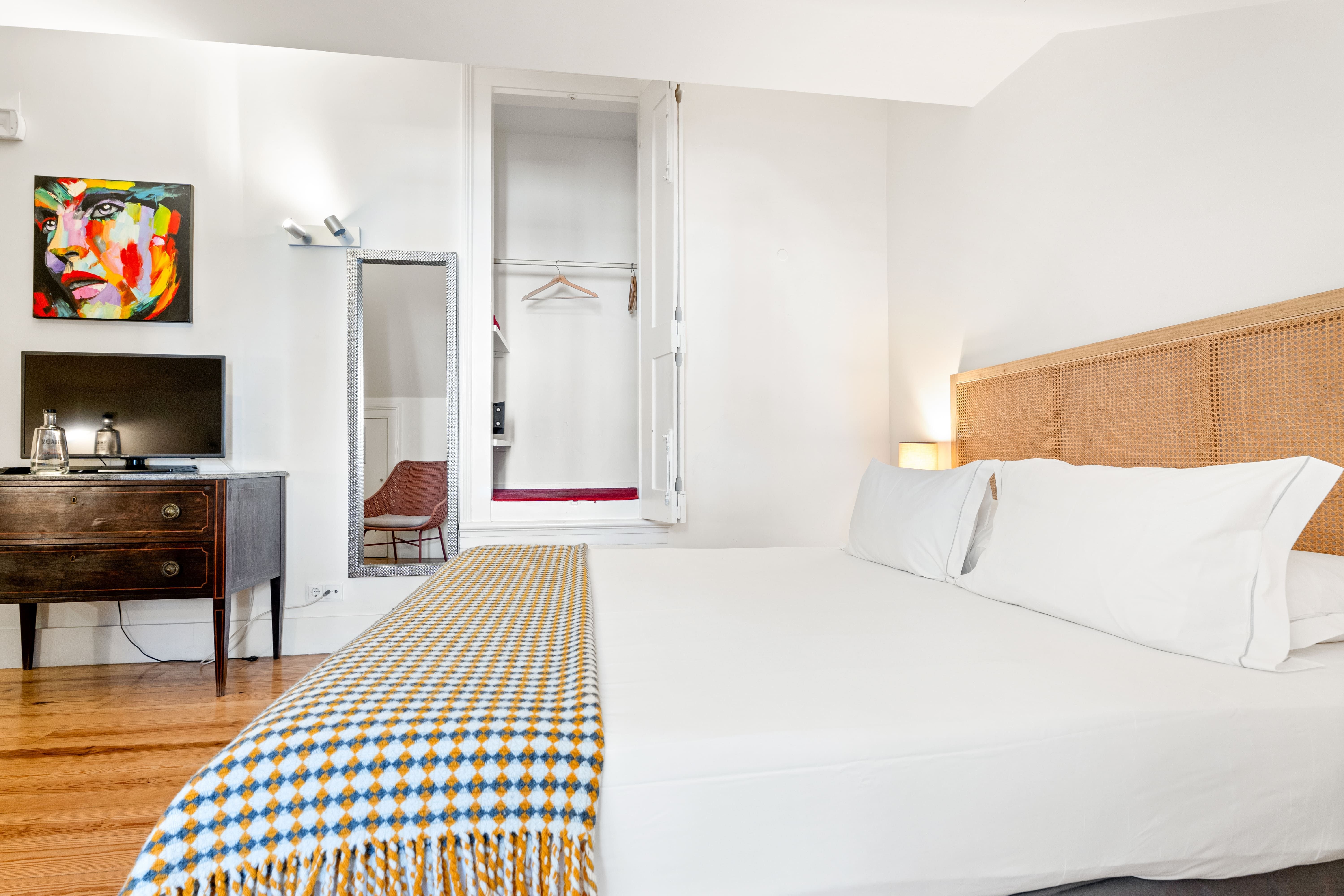 ROOM, DOUBLE BED