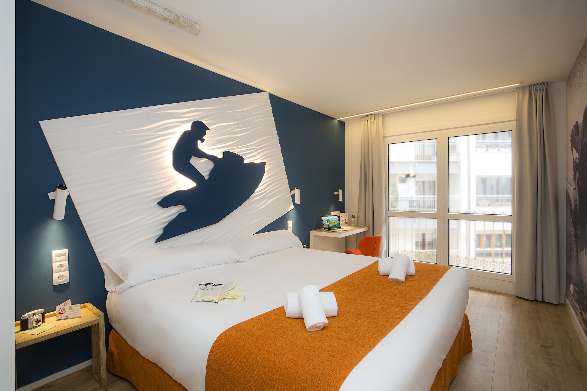 ROOM, QUEEN BED