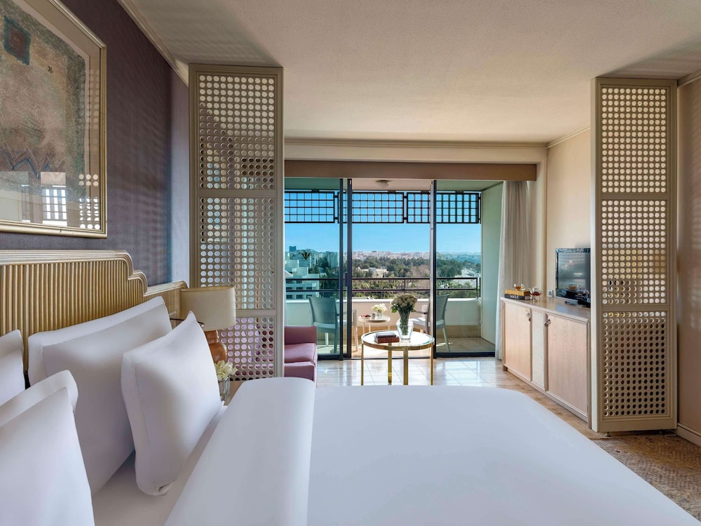 STANDARD, KING BED, PARTIAL SEA VIEW