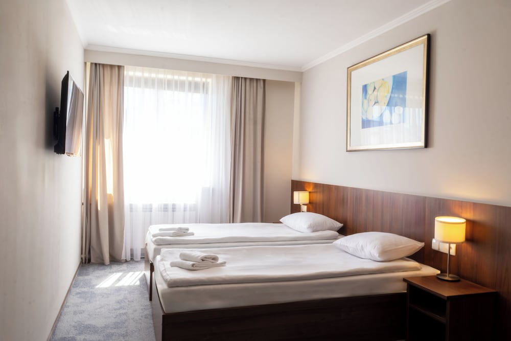 BASIC, TWIN BEDS, NO AIR CONDITION