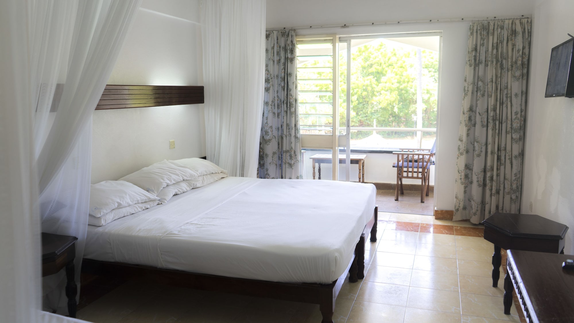 غرفة قياسية بسريرين منفصلين بإطلالة على الحديقة، Reef Hotel Mombasa 2/3