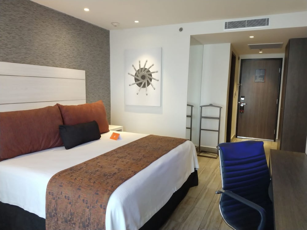 DELUXE, KING BED