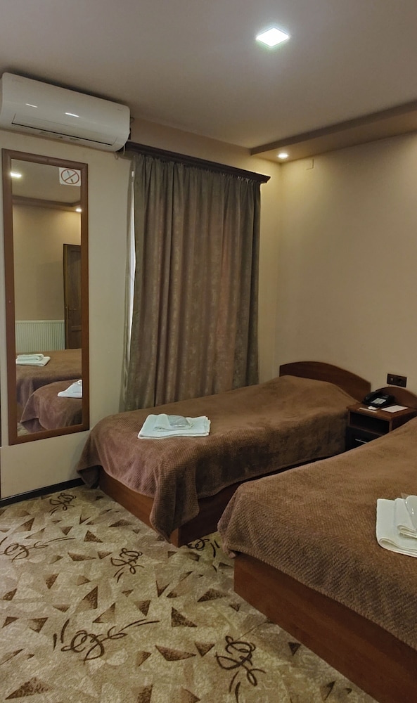 Areg Hotel 86/113
