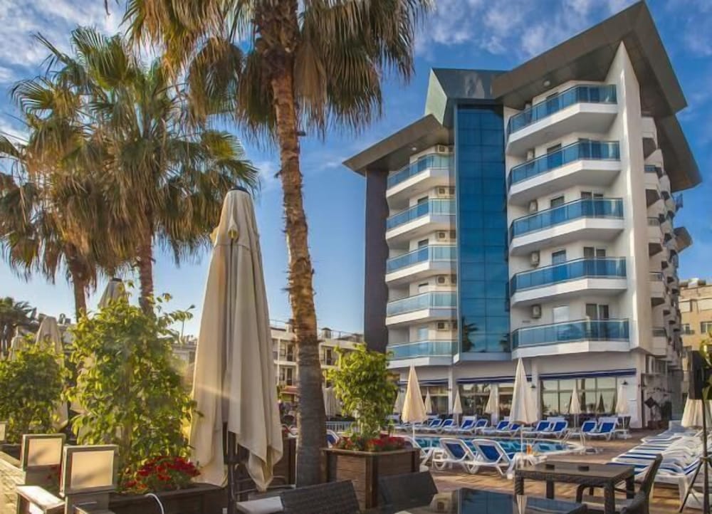 Parador Beach Hotel 3/47