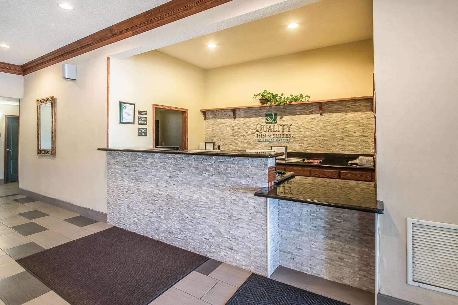 Quality Inn & Suites East Troy I-43 7/33