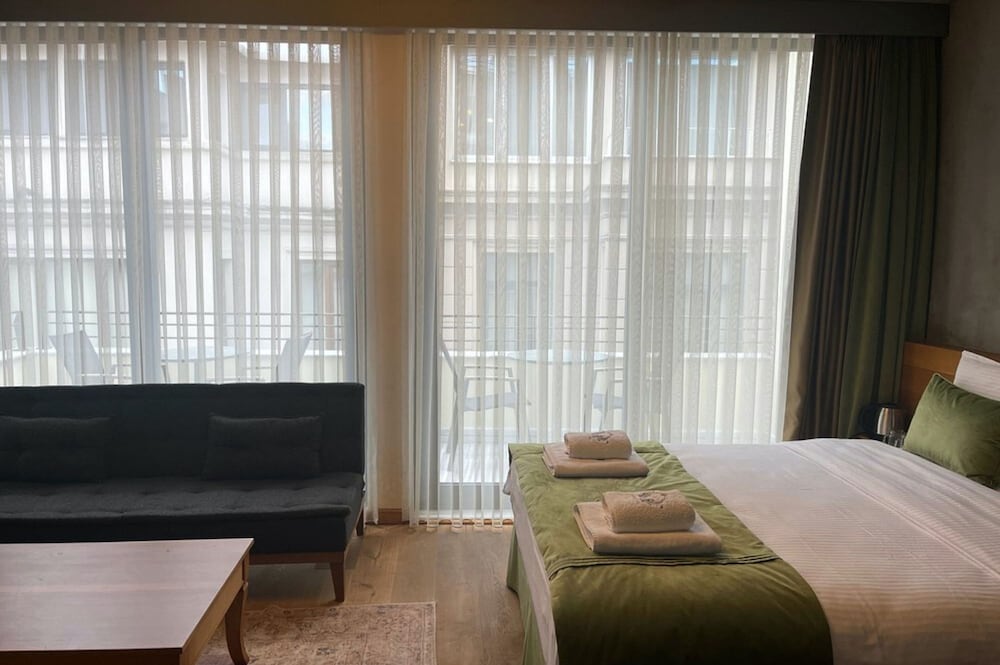 Aleksandr Pera Hotel 18/50