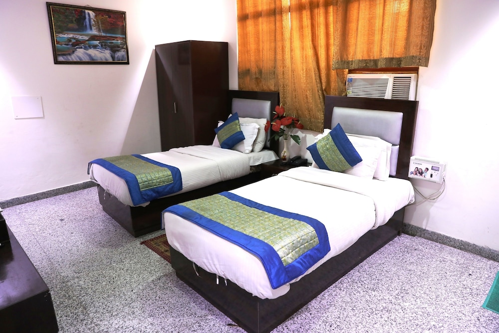 Hotel The Paramont Delhi 36/50