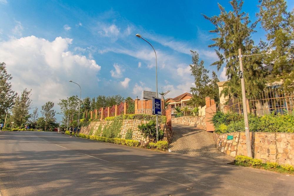Quiet Haven Hotel 40/50