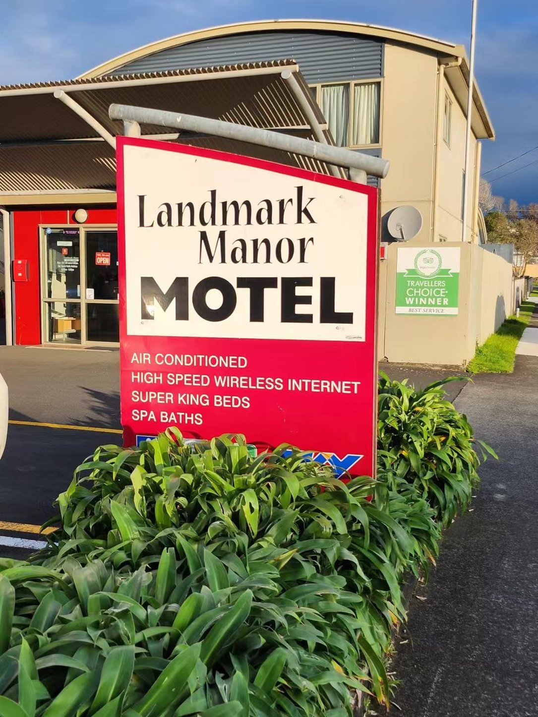 Landmark Manor Motel 1/8