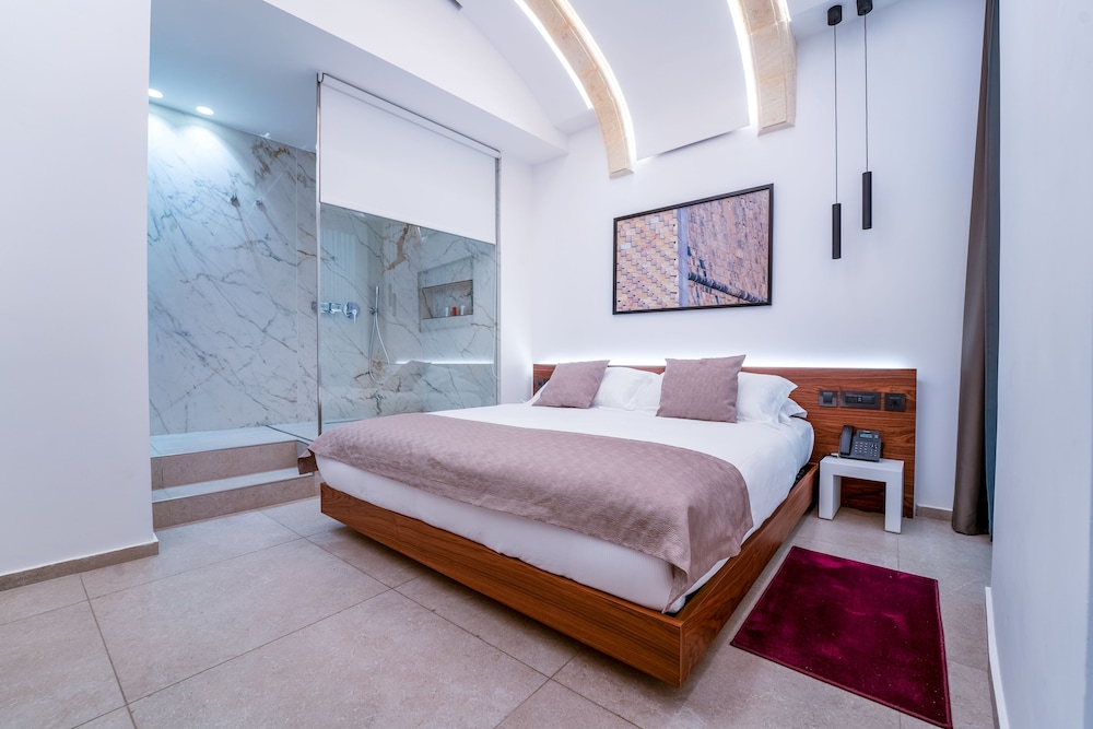 INTERIOR, DELUXE, SUITE