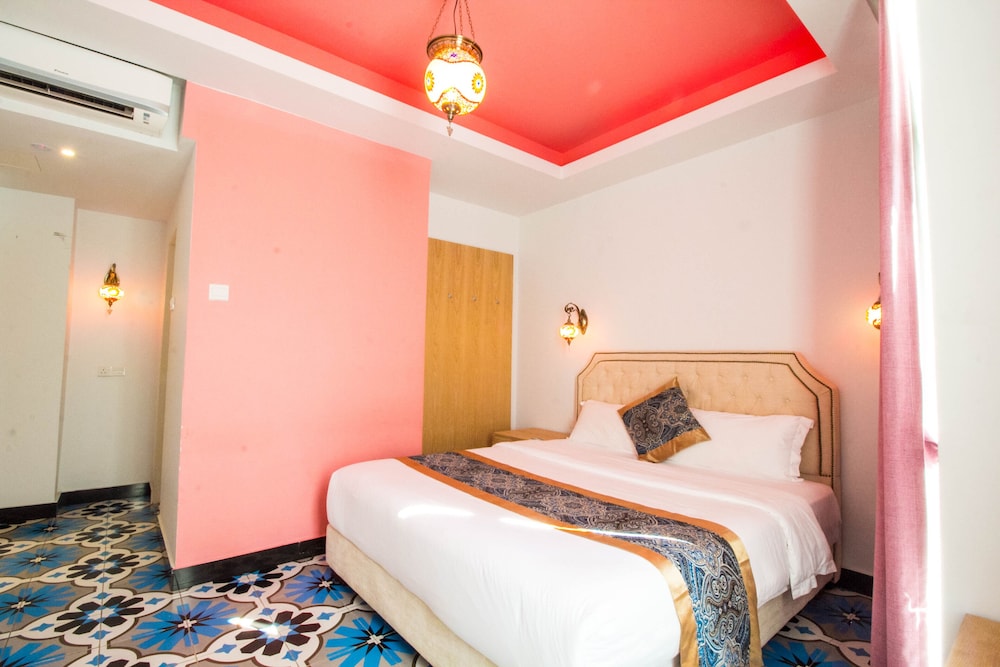ECONOMY, QUEEN BED