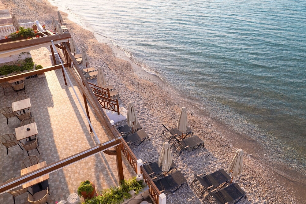 Potokaki Beachfront Hotel 23/33