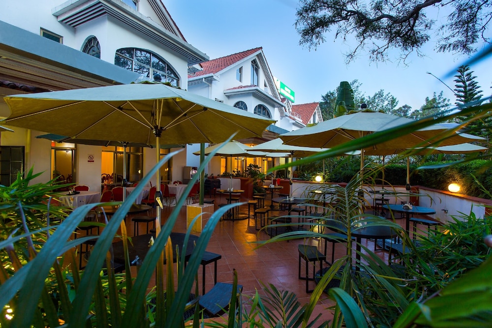 Convent International Hotel 写真1