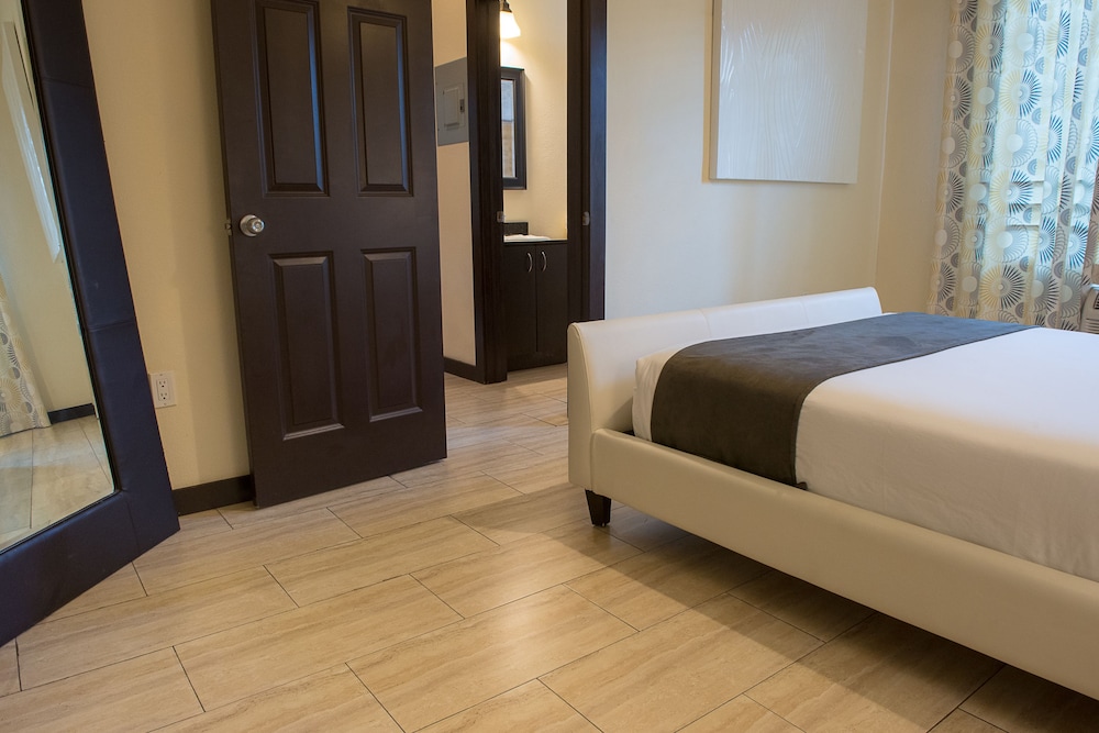 Tradewinds Apartment Hotel 16/65
