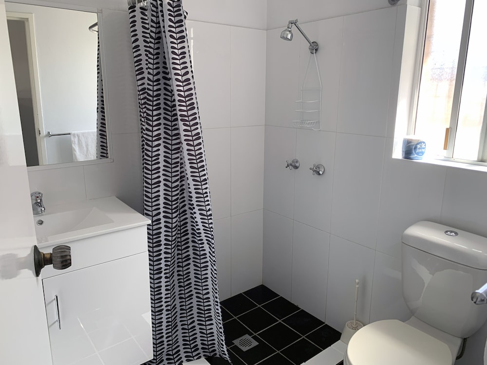 Baths Motel 6/33