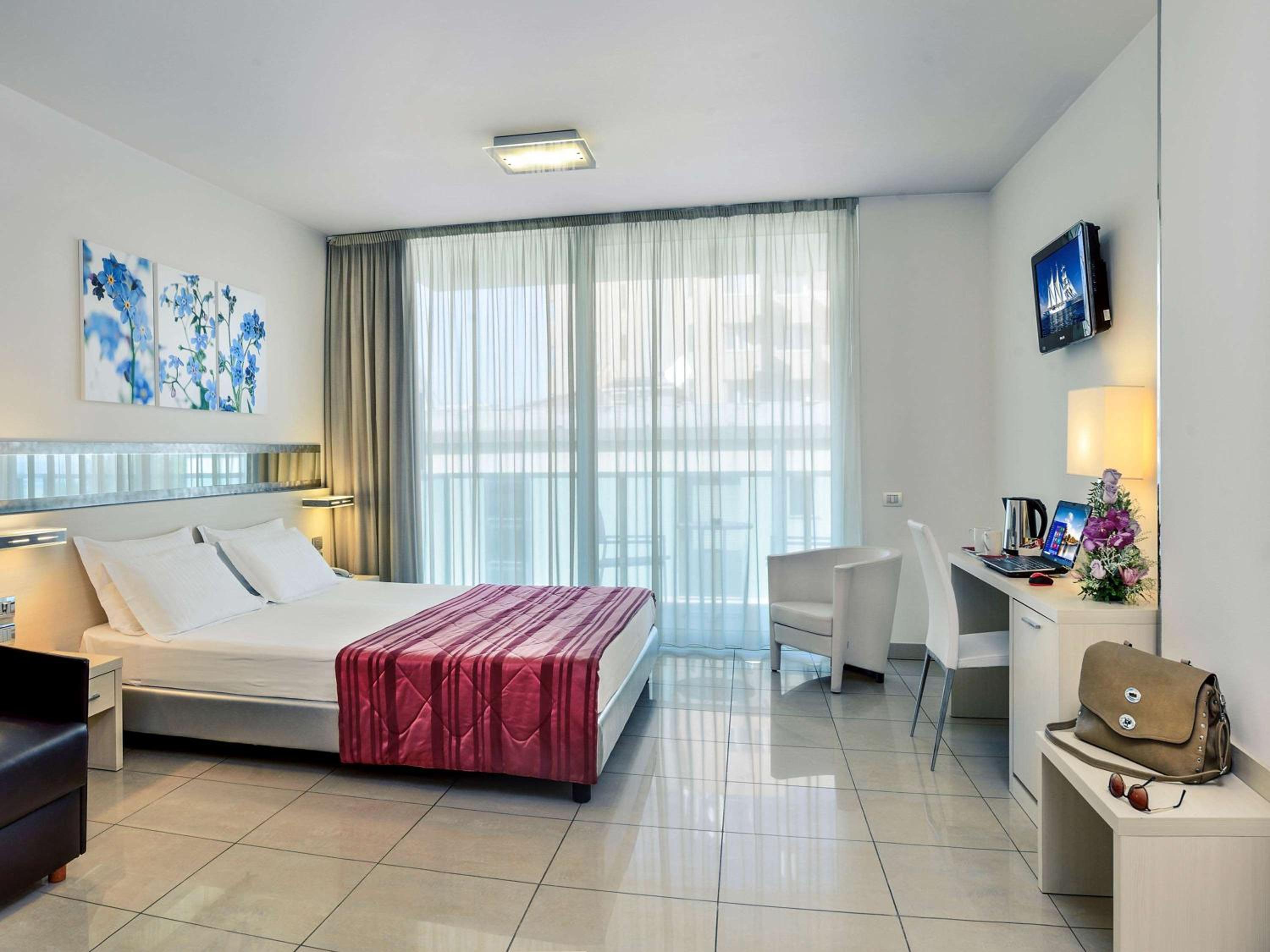 Superior, Double Bed, Side Sea View, Balcony، MERCURE RIMINI ARTIS 2/10