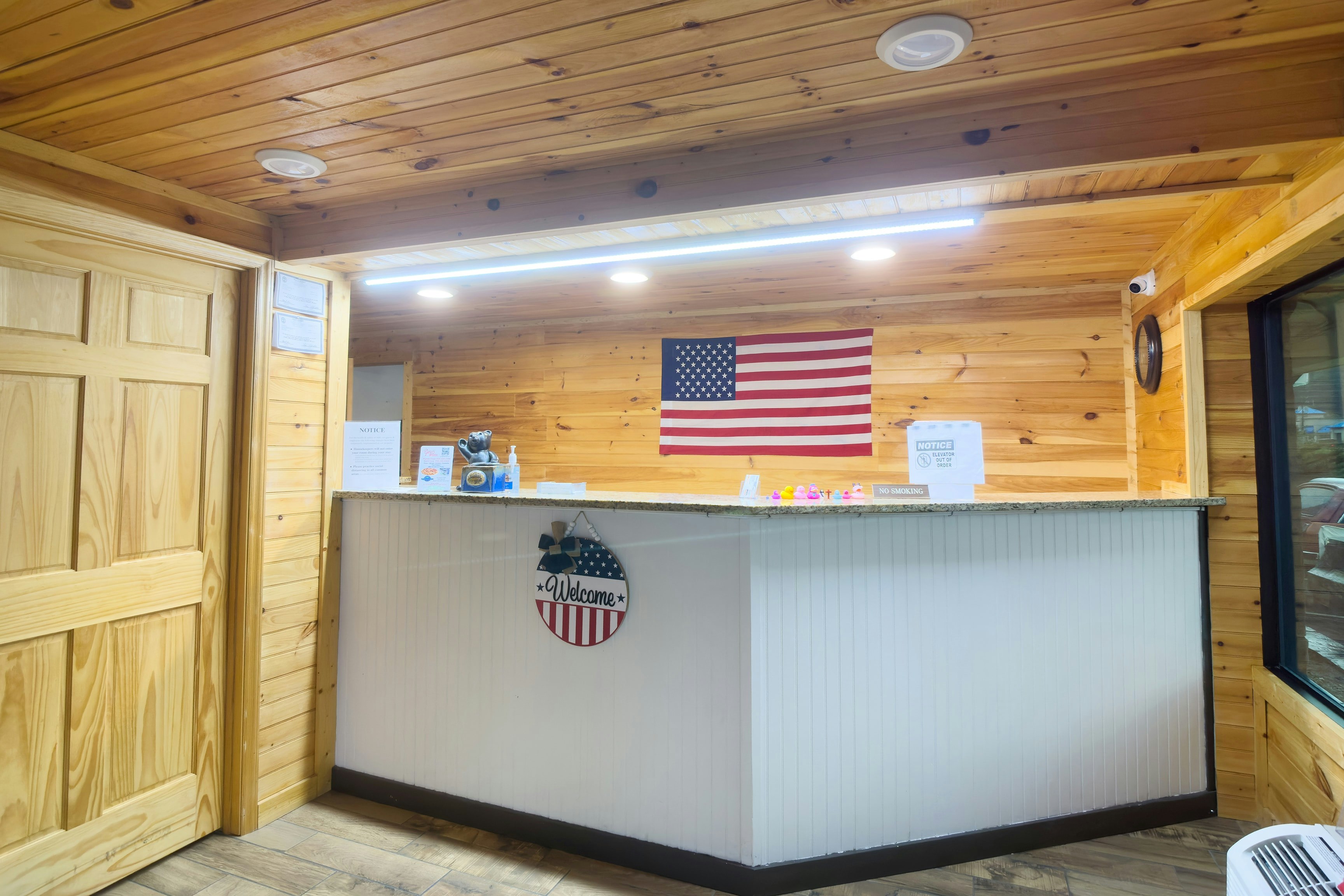 Lobby at Tennessee Mountain Lodge Riverside by OYO, PIGEON FORGE - TN