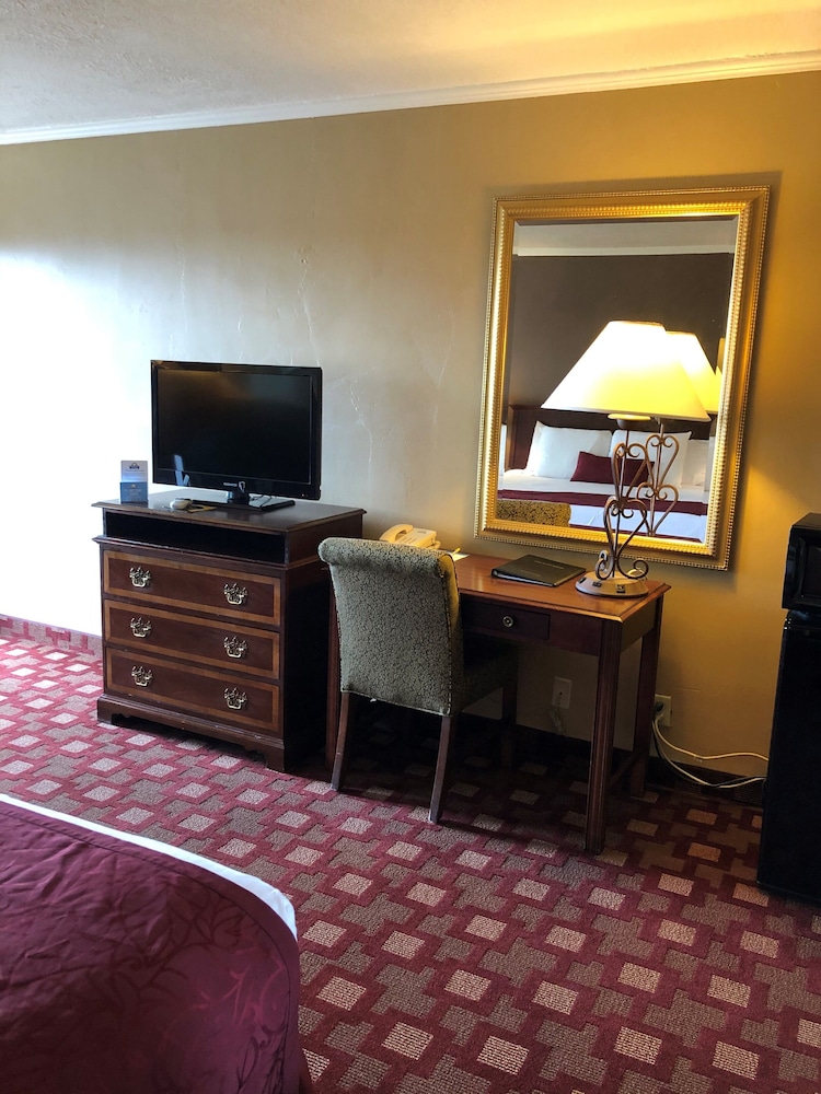 Days Inn & Suites by Wyndham Logan 33/37