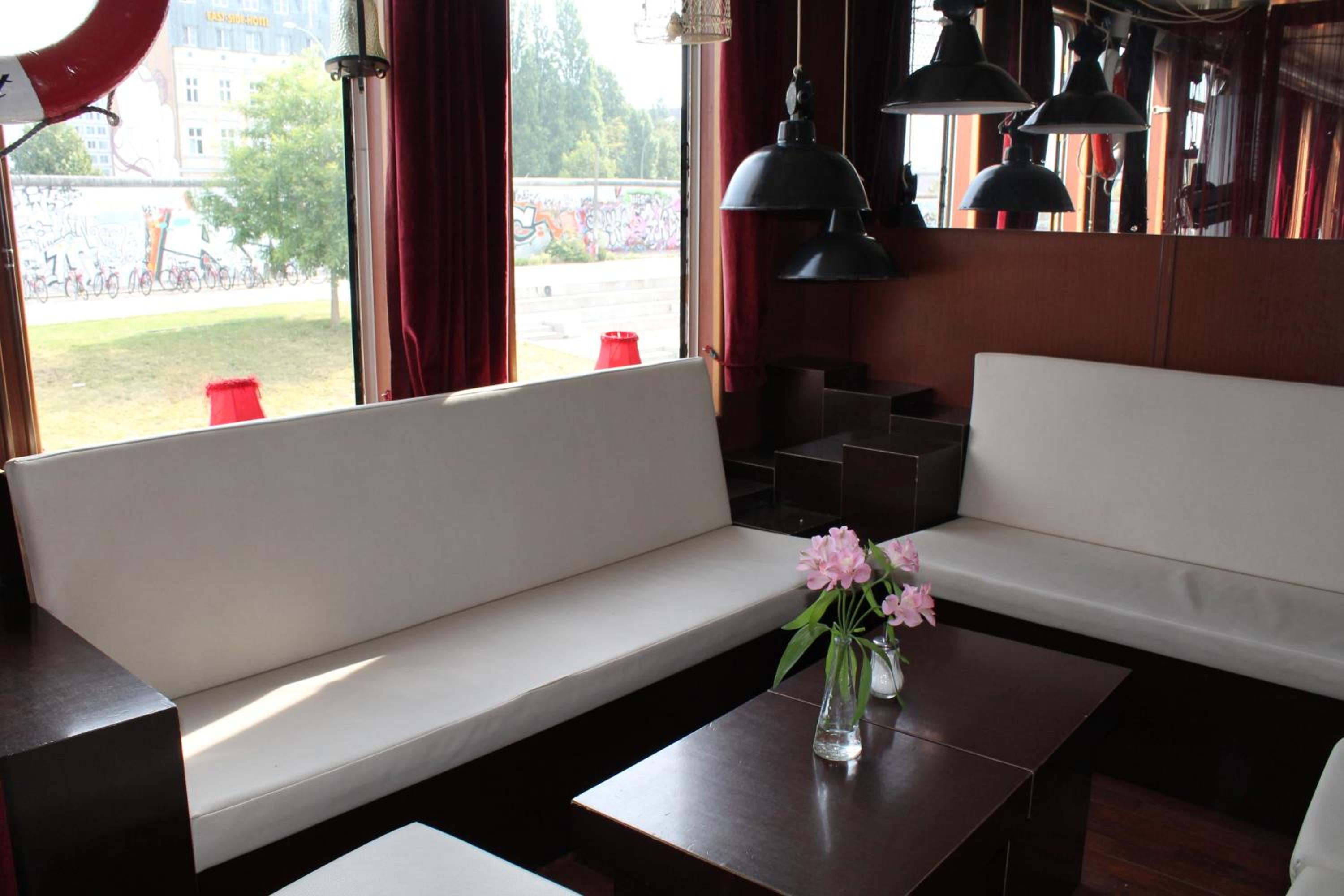 Eastern Comfort Hotel & Hostelboat 36/58
