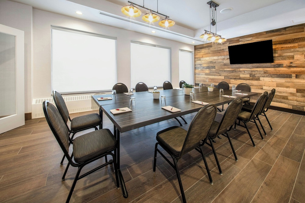 Oshkosh Waterfront Hotel & Conference Center 54/58