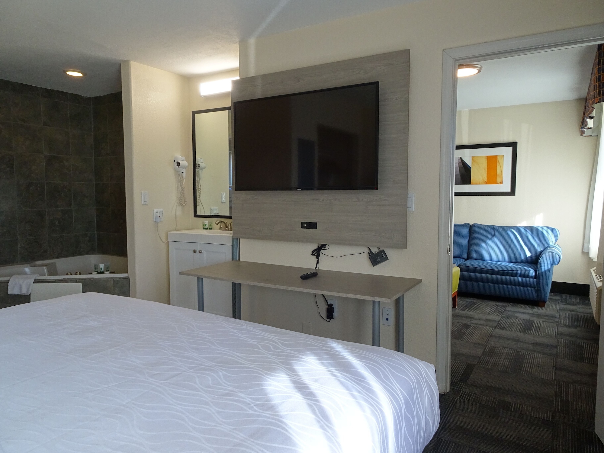 ROYAL, SUITE