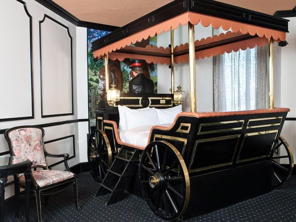 Fantasyland Hotel 70/84