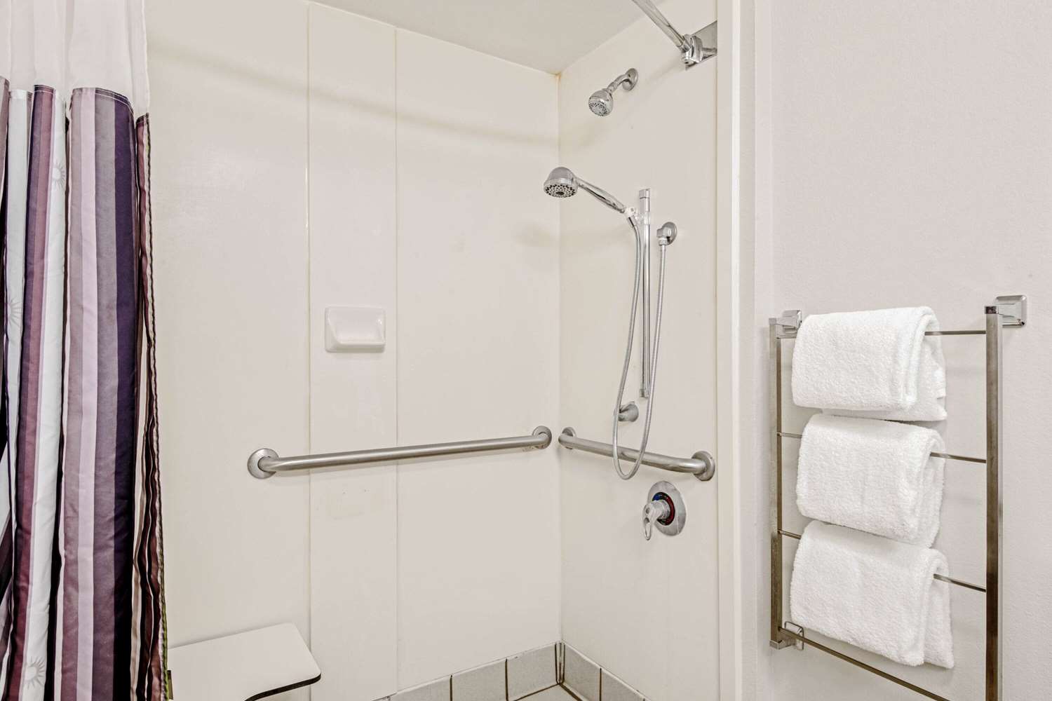 La Quinta Inn & Suites by Wyndham San Antonio Airport 62/63