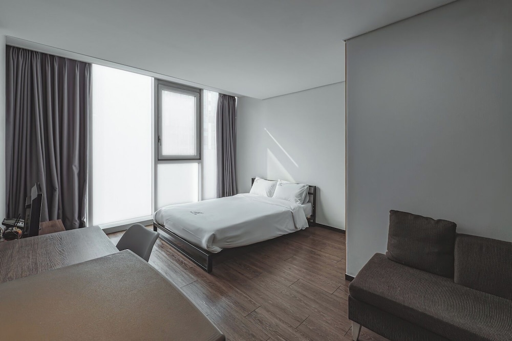 Brown Suites Sinchon Central 31/48