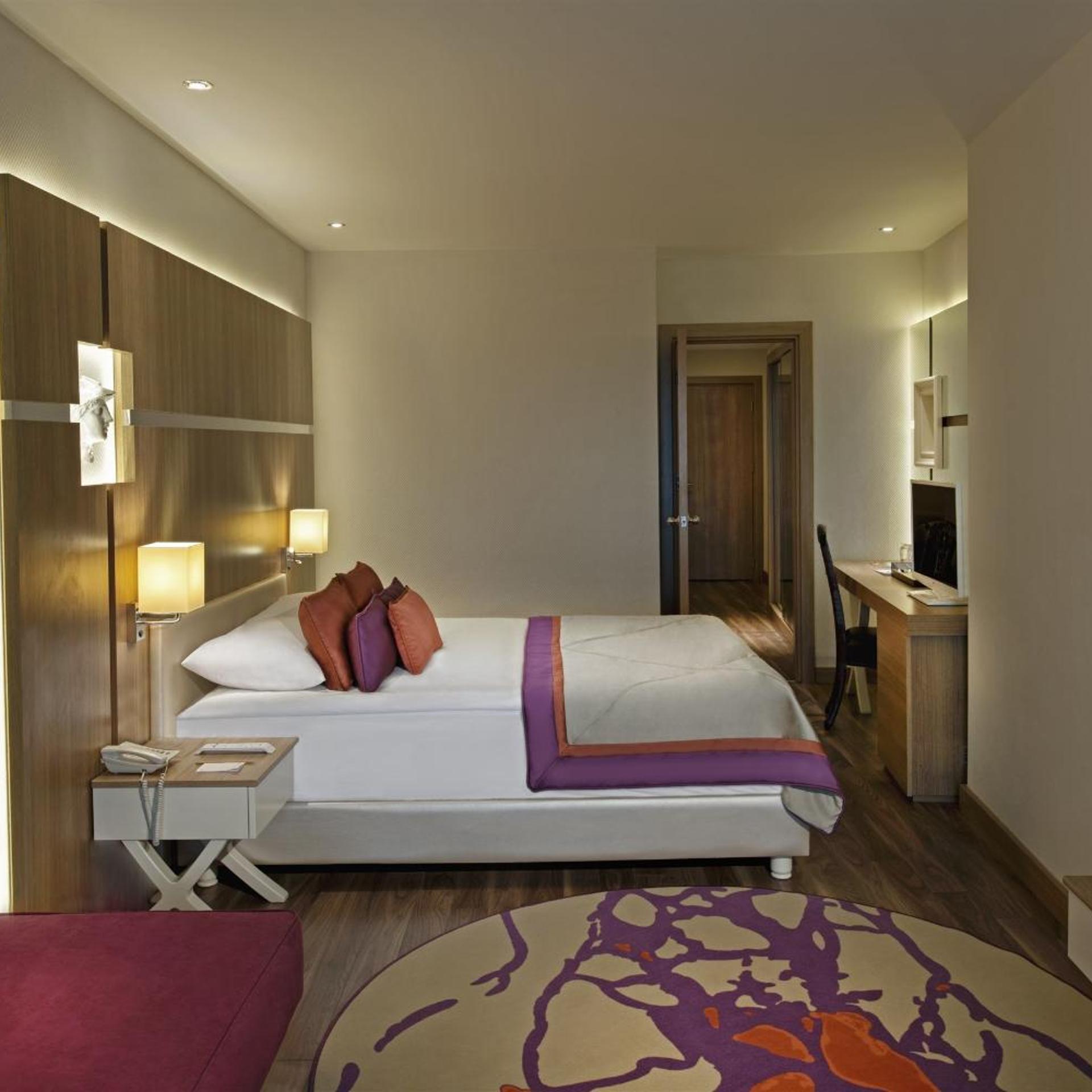 Standard, Double or Twin Bed, Land View