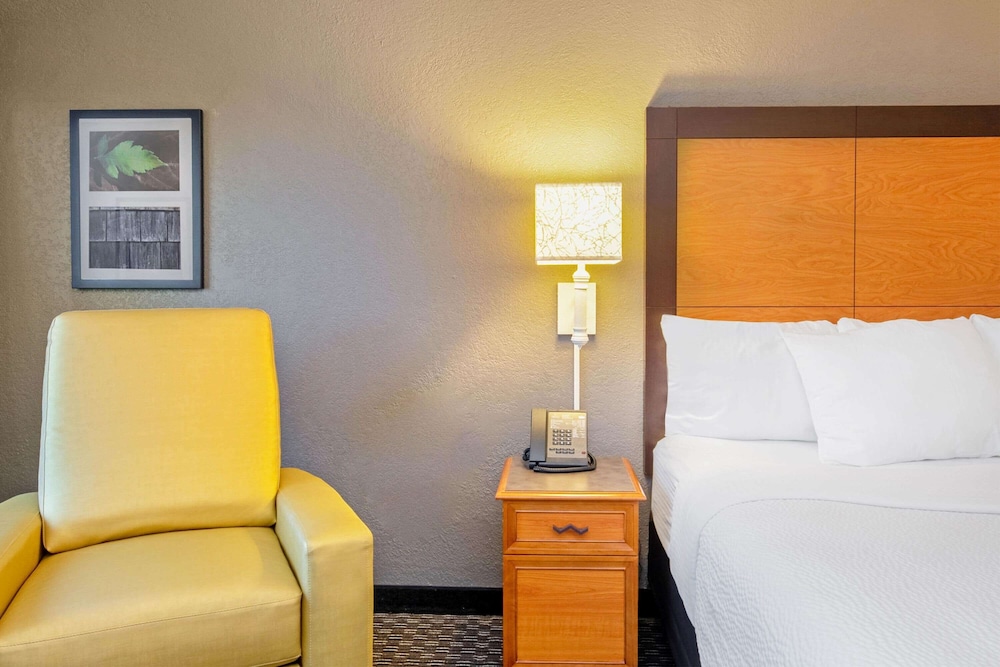 La Quinta Inn Suites New Orleans Airport 24/50