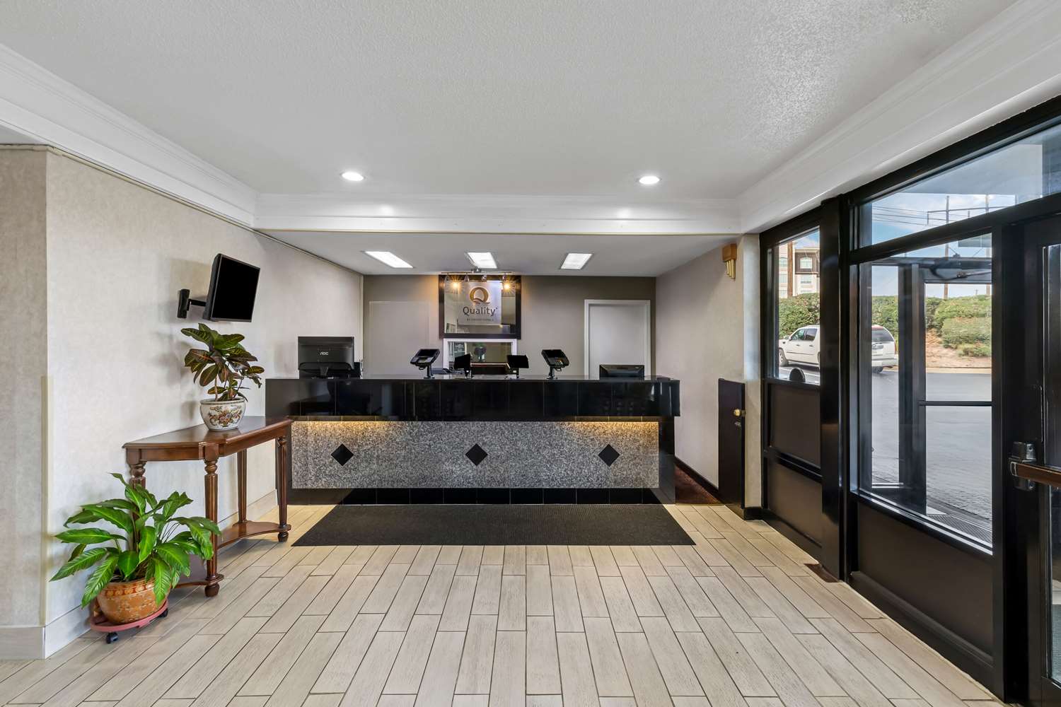 Quality Inn Marietta near Dobbins ARB 8/37
