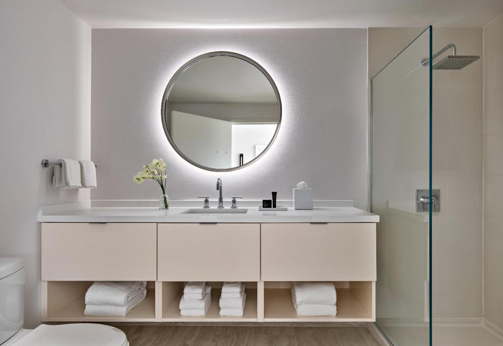 Deluxe, King Bed, Bathtub 5/7
