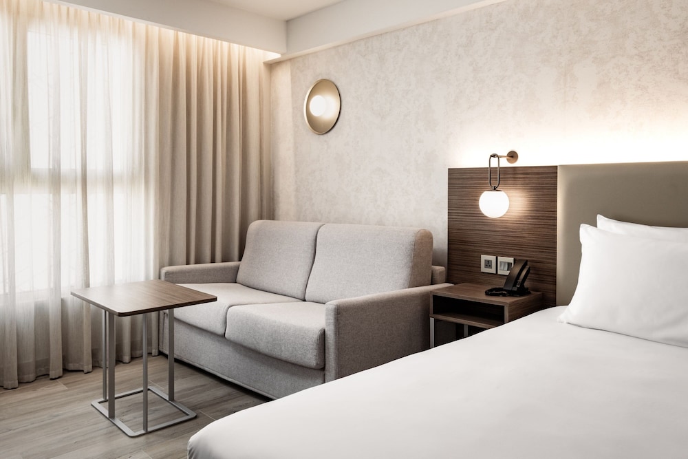 AC Hotel St. Julian's 5/40