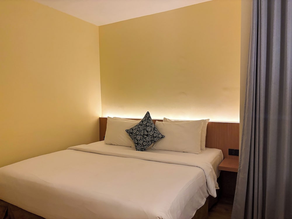 1 BEDROOM, SUITE