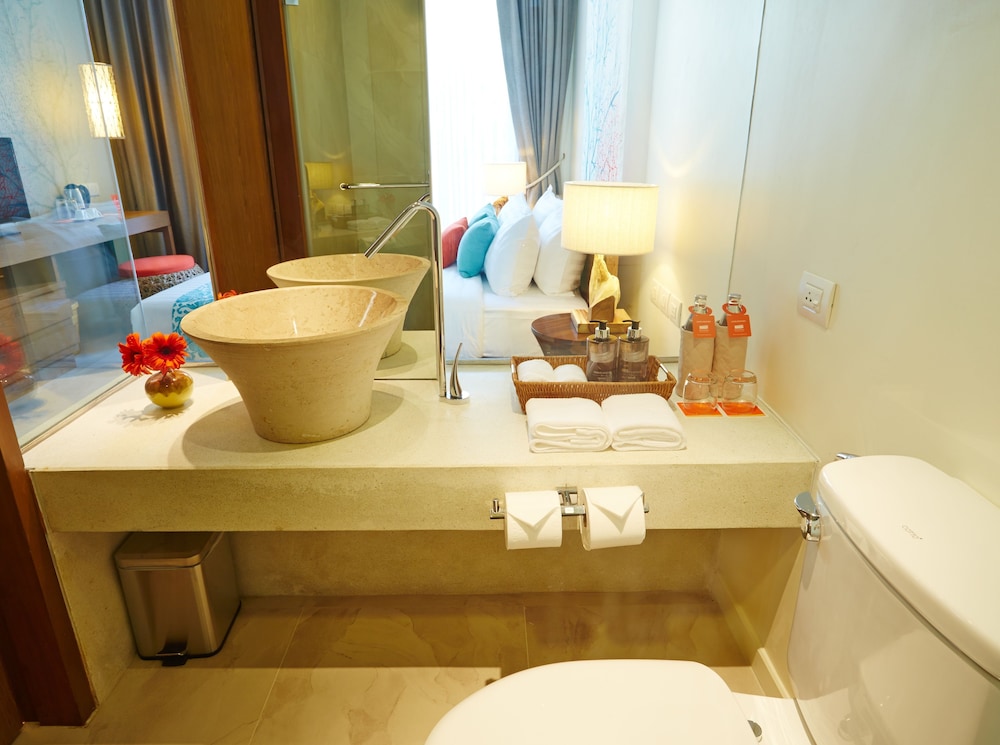 Bandara Beach Resort, Phuket 72/74