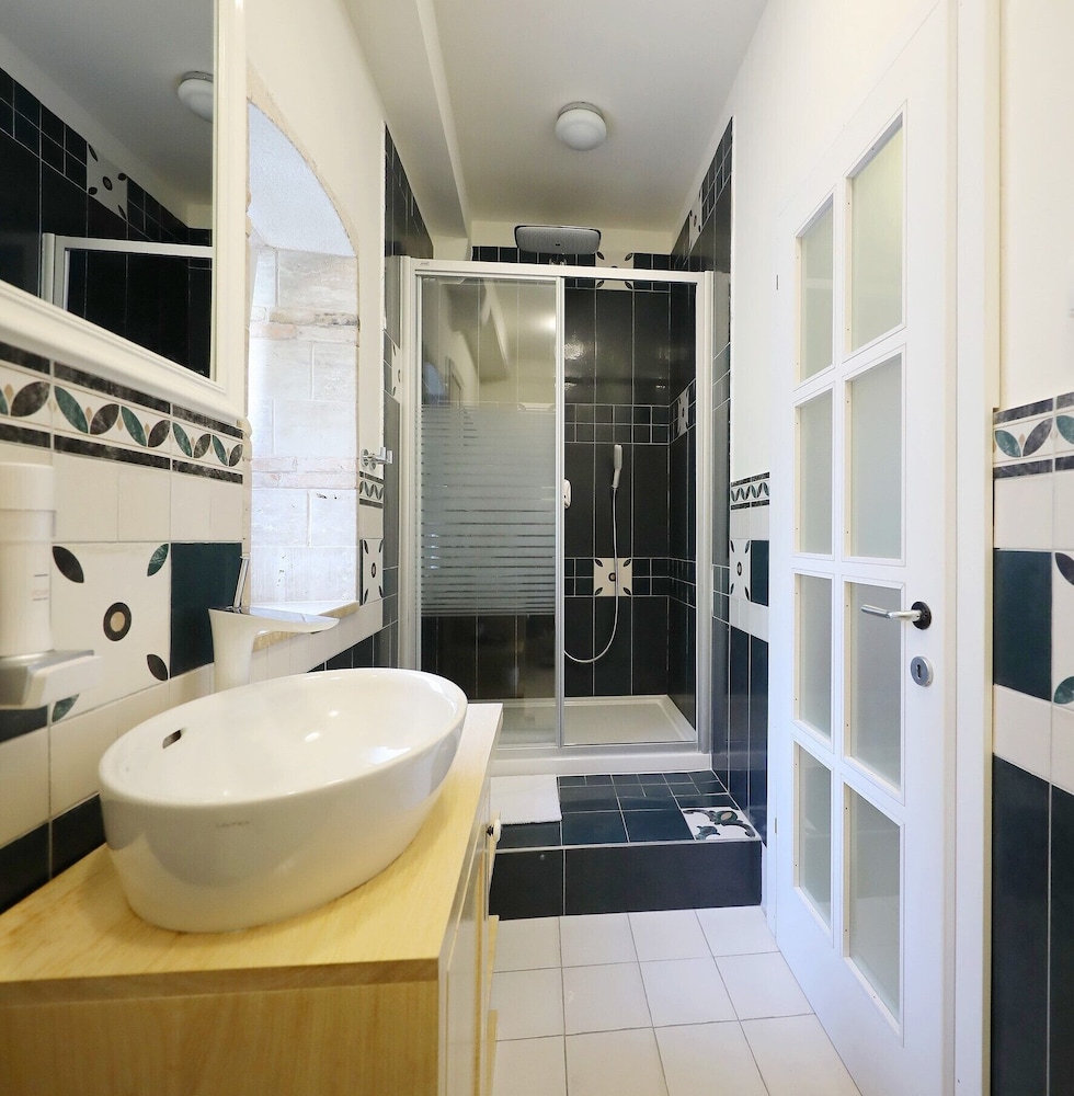 شقة ديلوكس بسرير كينج وسرير كوين بإطلالة على المدينة بغرفتي نوم مع أريكة بمطبخ، Central Apartments - Integrated Hotel 6/6