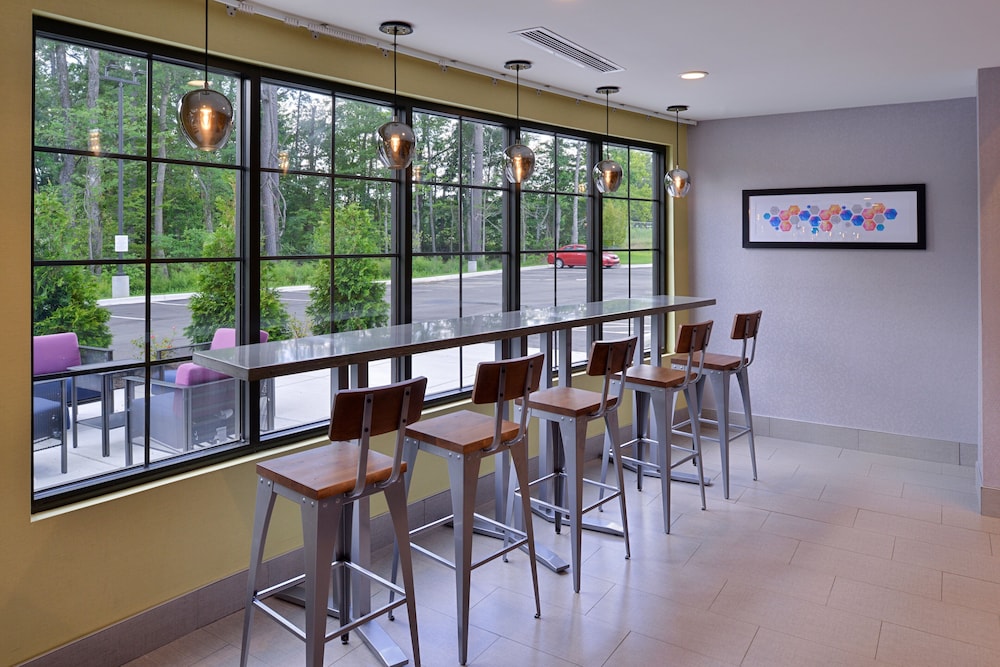 Holiday Inn Express Suites Bryant Benton Area 47/71