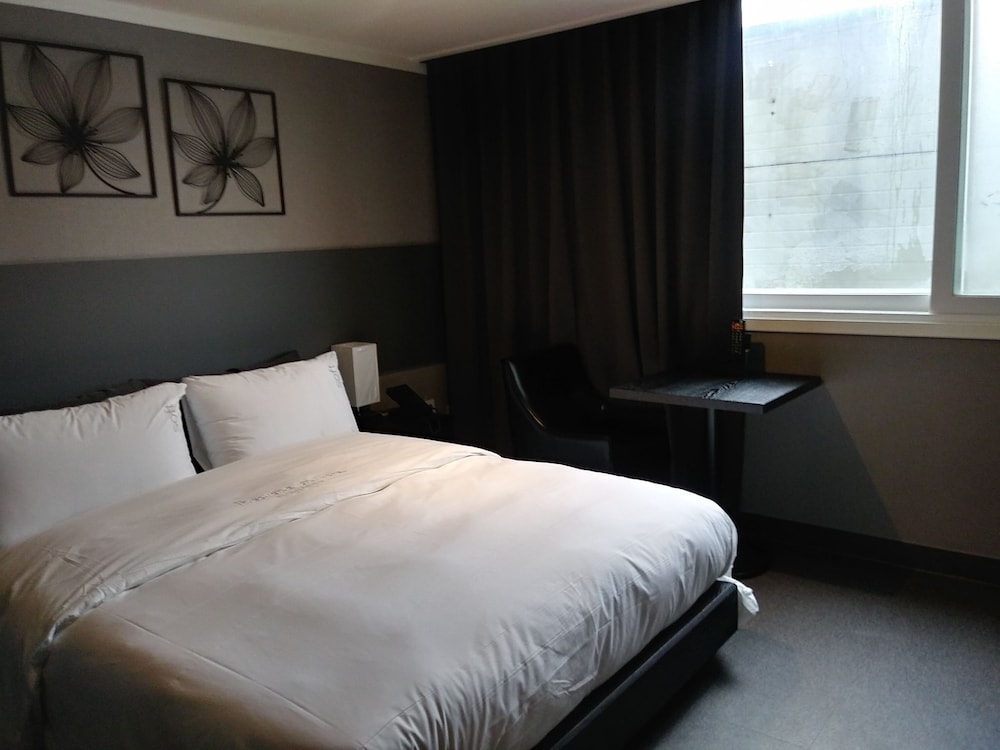 Standard, Queen Bed